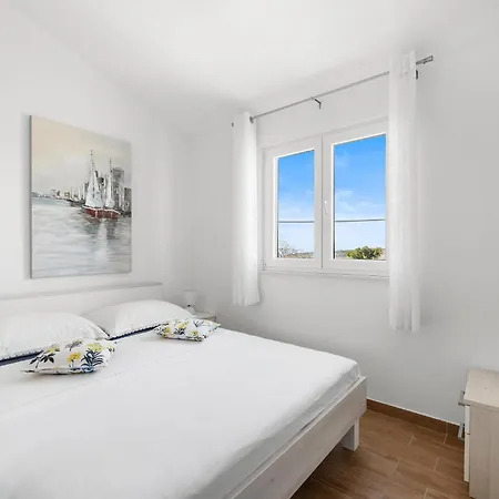 2 Bedroom Gorgeous In Apartment *