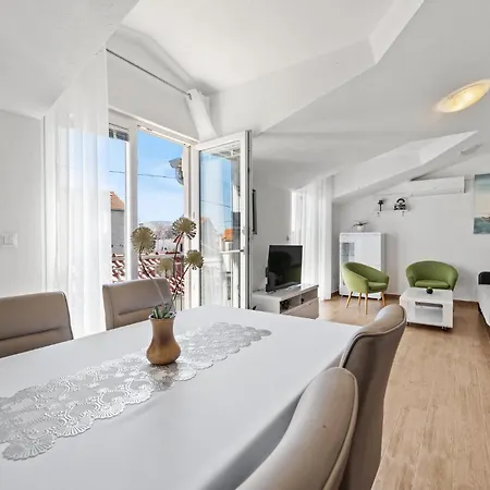 2 Bedroom Gorgeous In Apartment Vezac