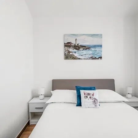 Apartment 2 Bedroom Gorgeous In