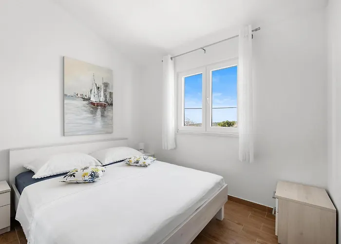 2 Bedroom Gorgeous In דירה *